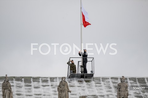Zmiana flagi nad Pałacem Prezydenckim w Warszawie