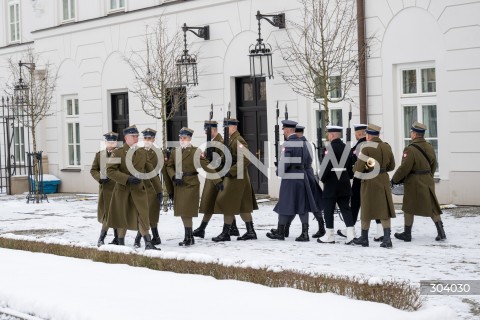  03.01.2026 WARSZAWA<br />UROCZYSTA ZMIANA FLAGI NAD PALACEM PREZYDENCKIM<br />N/Z PALAC PREZYDENCKI ZOLNIERZE<br /> 