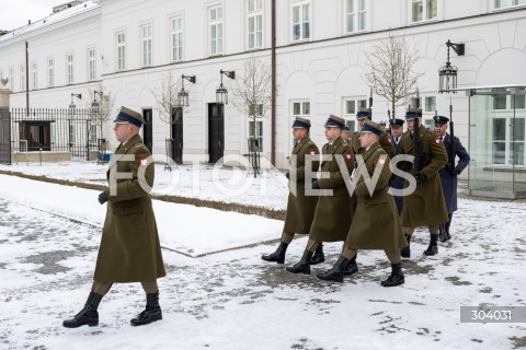  03.01.2026 WARSZAWA<br />UROCZYSTA ZMIANA FLAGI NAD PALACEM PREZYDENCKIM<br />N/Z PALAC PREZYDENCKI ZOLNIERZE<br /> 