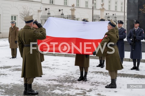  03.01.2026 WARSZAWA<br />UROCZYSTA ZMIANA FLAGI NAD PALACEM PREZYDENCKIM<br />N/Z PALAC PREZYDENCKI ZOLNIERZE FLAGA<br /> 