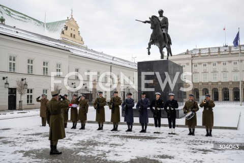  03.01.2026 WARSZAWA<br />UROCZYSTA ZMIANA FLAGI NAD PALACEM PREZYDENCKIM<br />N/Z PALAC PREZYDENCKI ZOLNIERZE<br /> 
