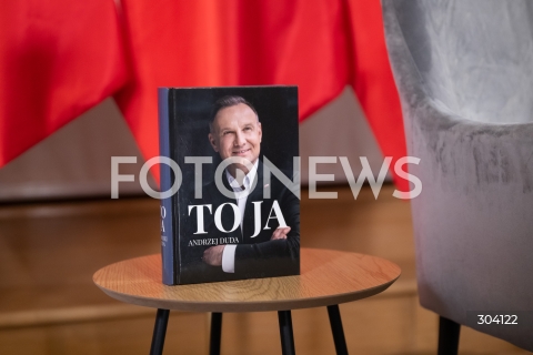  08.01.2026 WARSZAWA<br />SPOTKANIE PREZYDENTA KAROLA NAWROCKIEGO Z ANDRZEJEM DUDA<br />N/Z KSIAZKA ANDRZEJ DUDA TO JA<br />FOT. MARCIN BANASZKIEWICZ / FOTONEWS  