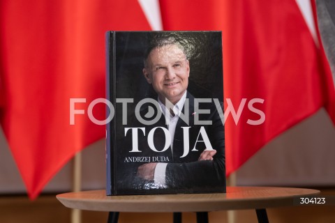  08.01.2026 WARSZAWA<br />SPOTKANIE PREZYDENTA KAROLA NAWROCKIEGO Z ANDRZEJEM DUDA<br />N/Z KSIAZKA ANDRZEJ DUDA TO JA<br />FOT. MARCIN BANASZKIEWICZ / FOTONEWS  