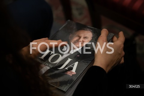  08.01.2026 WARSZAWA<br />SPOTKANIE PREZYDENTA KAROLA NAWROCKIEGO Z ANDRZEJEM DUDA<br />N/Z KSIAZKA ANDRZEJ DUDA TO JA<br />FOT. MARCIN BANASZKIEWICZ / FOTONEWS  
