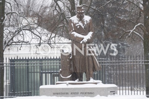  11.01.2026 WARSZAWA<br />ZIMA W MIESCIE<br />N/Z POMNIK MARSZALKA JOZEFA PILSUDSKIEGO<br /> 