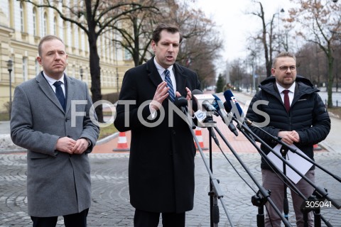  23.02.2026 WARSZAWA<br />KONFERENCJA PRASOWA TOBIASZA BOCHENSKIEGO<br />N/Z TOBIASZ BOCHENSKI MATEUSZ KURZAJEWSKI JACEK OZDOBA<br />FOT. MARCIN BANASZKIEWICZ/FOTONEWS  