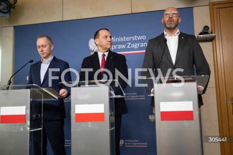  07.03.2026 WARSZAWA<br />KONFERENCJA PRASOWA MINISTRA SPRAW ZAGRANICZNYCH I MINISTRA SPORTU I TURYSTYKI<br />N/Z CEZARY TOMCZYK RADOSLAW SIKORSKI JAKUB RUTNICKI<br />FOT. MARCIN BANASZKIEWICZ/FOTONEWS  