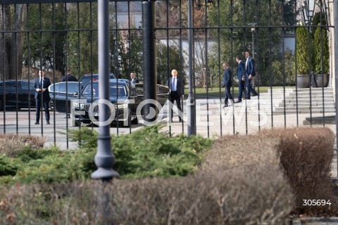  13.03.2026 WARSZAWA<br />NADZWYCZAJNE POSIEDZENIE RADY MINISTROW<br />N/Z PREMIER DONALD TUSK LIMUZYNA <br />FOT. MARCIN BANASZKIEWICZ/FOTONEWS  