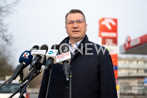 Konferencja prasowa Przemysława Czarnka na stacji Orlen w Warszawie