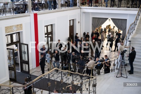 09.04.2026 WARSZAWA<br />DZIEN W SEJMIE<br />N/Z DZIENNIKARZE KORYTARZ SEJMOWY<br />FOT. MARCIN BANASZKIEWICZ/FOTONEWS  