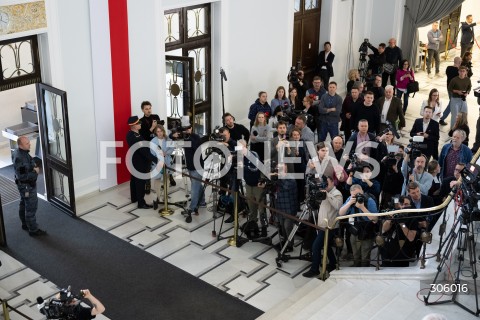  09.04.2026 WARSZAWA<br />DZIEN W SEJMIE<br />N/Z DZIENNIKARZE KORYTARZ SEJMOWY<br />FOT. MARCIN BANASZKIEWICZ/FOTONEWS  