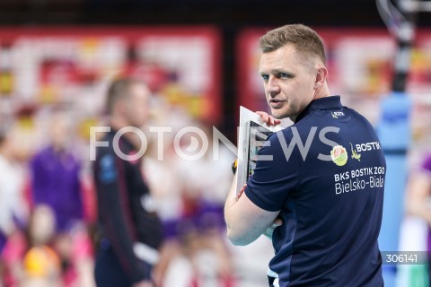  11.04.2026 RZESZOW <br />SIATKOWKA <br />TAURONLIGA LIGA SIATKOWKI KOBIET LSK 2025/2026 <br />CWIERCFINAL - MECZ NR 3<br />POLISH WOMEN VOLLEYBALL LEAGUE <br />MECZ KS DEVELOPRES RZESZOW - BKS BOSTIK ZGO BIELSKO BIALA<br />N/Z BARTLOMIEJ PIEKARCZYK - I TRENER ( HEAD COACH ) SYLWETKA <br /> 