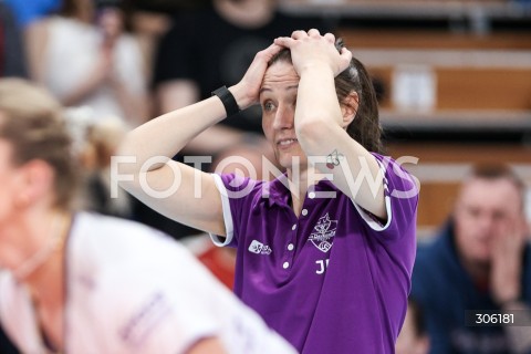  11.04.2026 RZESZOW <br />SIATKOWKA <br />TAURONLIGA LIGA SIATKOWKI KOBIET LSK 2025/2026 <br />CWIERCFINAL - MECZ NR 3<br />POLISH WOMEN VOLLEYBALL LEAGUE <br />MECZ KS DEVELOPRES RZESZOW - BKS BOSTIK ZGO BIELSKO BIALA<br />N/Z JELENA BLAGOJEVIC - I TRENER ( HEAD COACH ) ZLOSC EMOCJE LAPIE SIE ZA GLOWE <br /> 