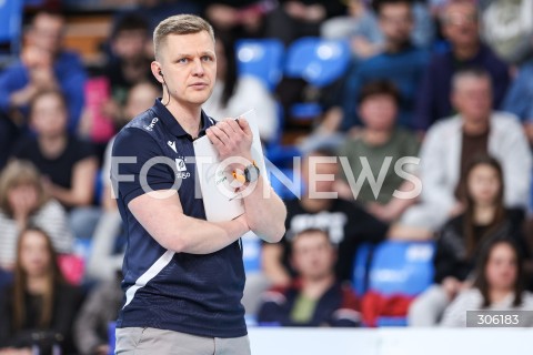  11.04.2026 RZESZOW <br />SIATKOWKA <br />TAURONLIGA LIGA SIATKOWKI KOBIET LSK 2025/2026 <br />CWIERCFINAL - MECZ NR 3<br />POLISH WOMEN VOLLEYBALL LEAGUE <br />MECZ KS DEVELOPRES RZESZOW - BKS BOSTIK ZGO BIELSKO BIALA<br />N/Z BARTLOMIEJ PIEKARCZYK - I TRENER ( HEAD COACH ) SYLWETKA <br /> 