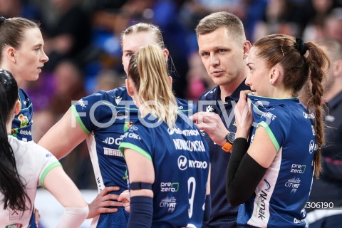  11.04.2026 RZESZOW <br />SIATKOWKA <br />TAURONLIGA LIGA SIATKOWKI KOBIET LSK 2025/2026 <br />CWIERCFINAL - MECZ NR 3<br />POLISH WOMEN VOLLEYBALL LEAGUE <br />MECZ KS DEVELOPRES RZESZOW - BKS BOSTIK ZGO BIELSKO BIALA<br />N/Z BARTLOMIEJ PIEKARCZYK - I TRENER ( HEAD COACH ) <br /> 
