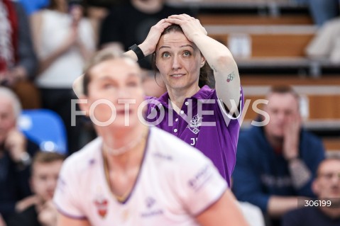  11.04.2026 RZESZOW <br />SIATKOWKA <br />TAURONLIGA LIGA SIATKOWKI KOBIET LSK 2025/2026 <br />CWIERCFINAL - MECZ NR 3<br />POLISH WOMEN VOLLEYBALL LEAGUE <br />MECZ KS DEVELOPRES RZESZOW - BKS BOSTIK ZGO BIELSKO BIALA<br />N/Z JELENA BLAGOJEVIC - I TRENER ( HEAD COACH ) ZLOSC EMOCJE LAPIE SIE ZA GLOWE <br /> 