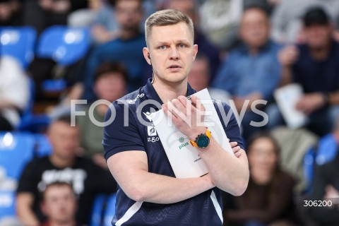  11.04.2026 RZESZOW <br />SIATKOWKA <br />TAURONLIGA LIGA SIATKOWKI KOBIET LSK 2025/2026 <br />CWIERCFINAL - MECZ NR 3<br />POLISH WOMEN VOLLEYBALL LEAGUE <br />MECZ KS DEVELOPRES RZESZOW - BKS BOSTIK ZGO BIELSKO BIALA<br />N/Z BARTLOMIEJ PIEKARCZYK - I TRENER ( HEAD COACH ) SYLWETKA <br /> 
