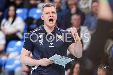  11.04.2026 RZESZOW <br />SIATKOWKA <br />TAURONLIGA LIGA SIATKOWKI KOBIET LSK 2025/2026 <br />CWIERCFINAL - MECZ NR 3<br />POLISH WOMEN VOLLEYBALL LEAGUE <br />MECZ KS DEVELOPRES RZESZOW - BKS BOSTIK ZGO BIELSKO BIALA<br />N/Z BARTLOMIEJ PIEKARCZYK - I TRENER ( HEAD COACH ) SYLWETKA RADOSC EMOCJE <br /> 