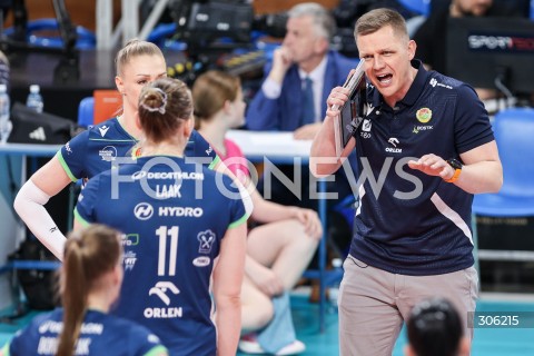  11.04.2026 RZESZOW <br />SIATKOWKA <br />TAURONLIGA LIGA SIATKOWKI KOBIET LSK 2025/2026 <br />CWIERCFINAL - MECZ NR 3<br />POLISH WOMEN VOLLEYBALL LEAGUE <br />MECZ KS DEVELOPRES RZESZOW - BKS BOSTIK ZGO BIELSKO BIALA<br />N/Z BARTLOMIEJ PIEKARCZYK - I TRENER ( HEAD COACH )<br /> 