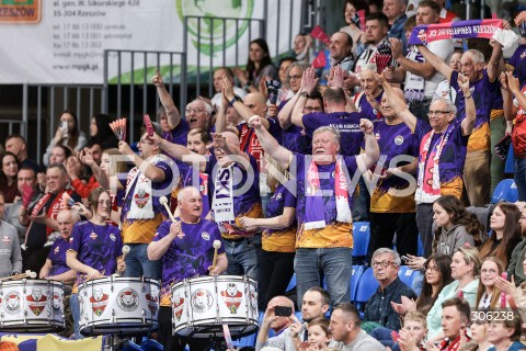  11.04.2026 RZESZOW <br />SIATKOWKA <br />TAURONLIGA LIGA SIATKOWKI KOBIET LSK 2025/2026 <br />CWIERCFINAL - MECZ NR 3<br />POLISH WOMEN VOLLEYBALL LEAGUE <br />MECZ KS DEVELOPRES RZESZOW - BKS BOSTIK ZGO BIELSKO BIALA<br />N/Z KIBICE DOPING EMOCJE RADOSC EMOCJE KLUB KIBICA <br /> 