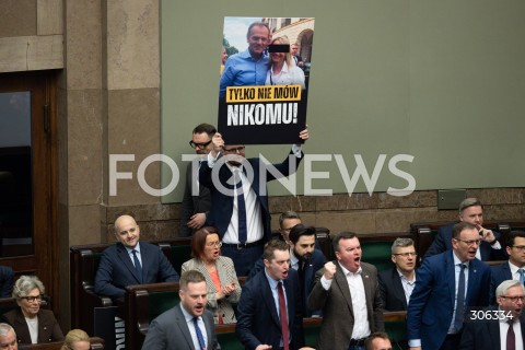  17.04.2026 WARSZAWA<br />POSIEDZENIE SEJMU RP<br />N/Z DARIUSZ MATECKI MICHAL WOS TABLICA TUSK<br />FOT. MARCIN BANASZKIEWICZ/FOTONEWS  