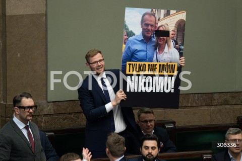  17.04.2026 WARSZAWA<br />POSIEDZENIE SEJMU RP<br />N/Z MICHAL WOS TABLICA TUSK<br />FOT. MARCIN BANASZKIEWICZ/FOTONEWS  