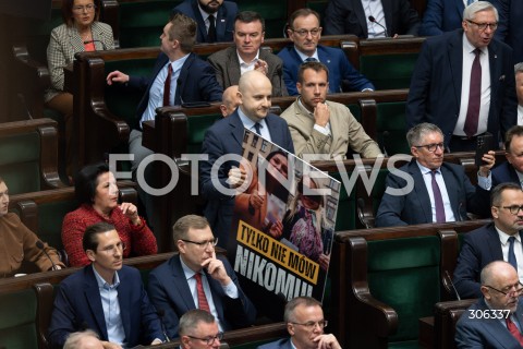  17.04.2026 WARSZAWA<br />POSIEDZENIE SEJMU RP<br />N/Z DARIUSZ MATECKI TABLICA TUSK<br />FOT. MARCIN BANASZKIEWICZ/FOTONEWS  