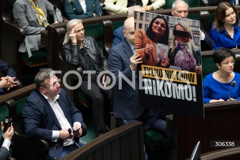  17.04.2026 WARSZAWA<br />POSIEDZENIE SEJMU RP<br />N/Z DARIUSZ MATECKI TABLICA TUSK<br />FOT. MARCIN BANASZKIEWICZ/FOTONEWS  