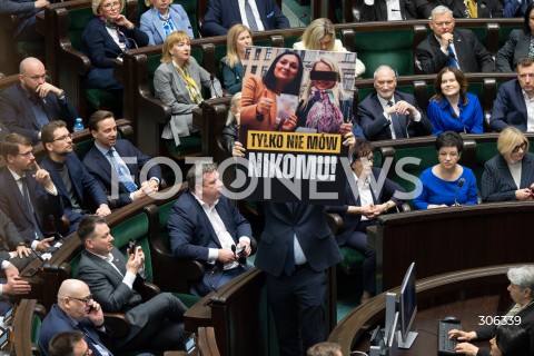  17.04.2026 WARSZAWA<br />POSIEDZENIE SEJMU RP<br />N/Z DARIUSZ MATECKI TABLICA TUSK<br />FOT. MARCIN BANASZKIEWICZ/FOTONEWS  