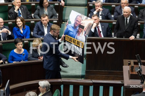  17.04.2026 WARSZAWA<br />POSIEDZENIE SEJMU RP<br />N/Z MICHAL WOS TABLICA TUSK<br />FOT. MARCIN BANASZKIEWICZ/FOTONEWS  