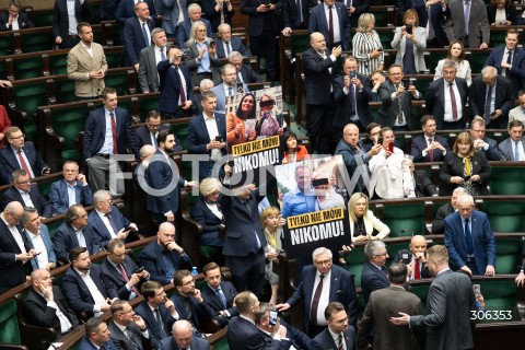  17.04.2026 WARSZAWA<br />POSIEDZENIE SEJMU RP<br />N/Z SEJM TABLICA TUSK PIS<br />FOT. MARCIN BANASZKIEWICZ/FOTONEWS  