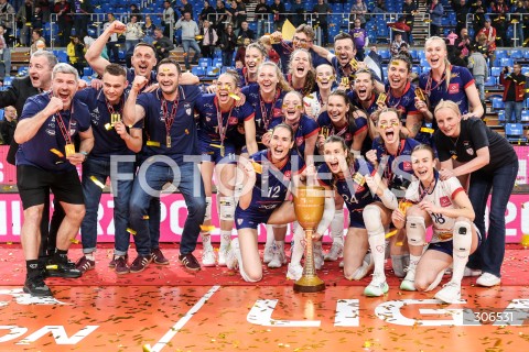  29.04.2026 RZESZOW <br />SIATKOWKA <br />TAURONLIGA LIGA SIATKOWKI KOBIET LSK 2025/2026 <br />FINAL - MECZ NR 5<br />POLISH WOMEN VOLLEYBALL LEAGUE <br />MECZ KS DEVELOPRES RZESZOW - PGE BUDOWLANI LODZ<br />N/Z ZDJECIE GRUPOWE GRUPOWKA FAMILY PHOTO  SIATKARKI PGE BUDOWLANI LODZ MISTRZYNIAMI POLSKI RADOSC WYGRANA EMOCJE ZWYCIESTWO CEREMONIA PODIUM MEDALE PUCHAR<br /> 