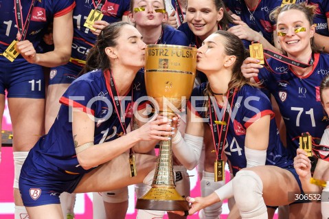  29.04.2026 RZESZOW <br />SIATKOWKA <br />TAURONLIGA LIGA SIATKOWKI KOBIET LSK 2025/2026 <br />FINAL - MECZ NR 5<br />POLISH WOMEN VOLLEYBALL LEAGUE <br />MECZ KS DEVELOPRES RZESZOW - PGE BUDOWLANI LODZ<br />N/Z RODICA BUTEREZ PAULINA DAMASKE PAULINA MAJKOWSKA ZDJECIE GRUPOWE GRUPOWKA FAMILY PHOTO  SIATKARKI PGE BUDOWLANI LODZ MISTRZYNIAMI POLSKI RADOSC WYGRANA EMOCJE ZWYCIESTWO CEREMONIA PODIUM MEDALE PUCHAR<br /> 