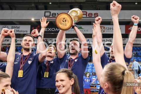  29.04.2026 RZESZOW <br />SIATKOWKA <br />TAURONLIGA LIGA SIATKOWKI KOBIET LSK 2025/2026 <br />FINAL - MECZ NR 5<br />POLISH WOMEN VOLLEYBALL LEAGUE <br />MECZ KS DEVELOPRES RZESZOW - PGE BUDOWLANI LODZ<br />N/Z MACIEJ BIERNAT - I TRENER ( HEAD COACH ) KRYSTIAN PACHLINSKI SIATKARKI PGE BUDOWLANI LODZ MISTRZYNIAMI POLSKI RADOSC WYGRANA EMOCJE ZWYCIESTWO CEREMONIA PODIUM MEDALE PUCHAR<br /> 