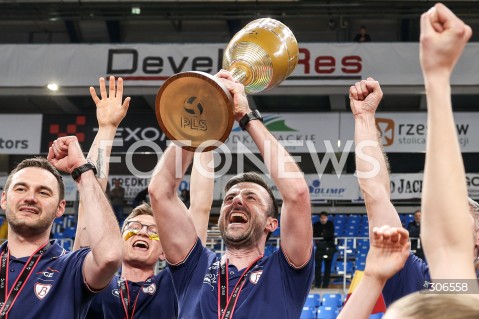  29.04.2026 RZESZOW <br />SIATKOWKA <br />TAURONLIGA LIGA SIATKOWKI KOBIET LSK 2025/2026 <br />FINAL - MECZ NR 5<br />POLISH WOMEN VOLLEYBALL LEAGUE <br />MECZ KS DEVELOPRES RZESZOW - PGE BUDOWLANI LODZ<br />N/Z MACIEJ BIERNAT - I TRENER ( HEAD COACH ) KRYSTIAN PACHLINSKI SIATKARKI PGE BUDOWLANI LODZ MISTRZYNIAMI POLSKI RADOSC WYGRANA EMOCJE ZWYCIESTWO CEREMONIA PODIUM MEDALE PUCHAR<br /> 
