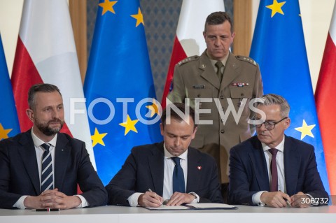  08.05.2026 WARSZAWA<br />UROCZYSTOSC PODPISANIA UMOWY W SPRAWIE SAFE<br />N/Z WLADYSLAW KOSINIAK KAMYSZ ANDRZEJ DOMANSKI MIROSLAW CZEKAJ <br /> 