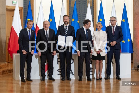  08.05.2026 WARSZAWA<br />UROCZYSTOSC PODPISANIA UMOWY W SPRAWIE SAFE<br />N/Z PIOTR SERAFIN ANDRIUS KUBILIUS WLADYSLAW KOSINIAK KAMYSZ ANDRZEJ DOMANSKI MIROSLAW CZEKAJ <br /> 