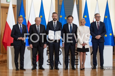  08.05.2026 WARSZAWA<br />UROCZYSTOSC PODPISANIA UMOWY W SPRAWIE SAFE<br />N/Z PIOTR SERAFIN ANDRIUS KUBILIUS WLADYSLAW KOSINIAK KAMYSZ ANDRZEJ DOMANSKI MIROSLAW CZEKAJ <br /> 