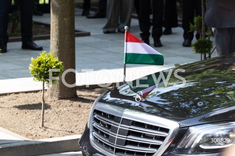  20.05.2026 WARSZAWA<br />SPOTKANIE PREMIERA DONALDA TUSKA Z PREMIEREM WEGIER PETEREM MAGYAREM W WARSZAWIE<br />N/Z DELEGACJA WEGIER FLAGA SAMOCHOD LIMUZYNA MERCEDES <br /> 