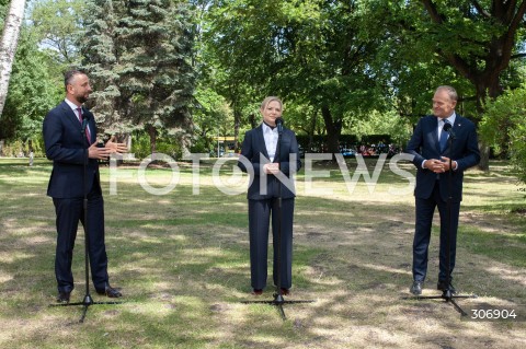  09.06.2026 WARSZAWA<br />KONFERENCJA PRASOWA PREMIERA TUSKA WICEPREMIERA KOSINIAKA KAMYSZA I KANDYDATKI NA PREZYDENTA KRAKOWA<br />N/Z PREMIER DONALD TUSK MONIKA PIATKOWSKA WLADYSLAW KOSINIAK KAMYSZ<br /> 