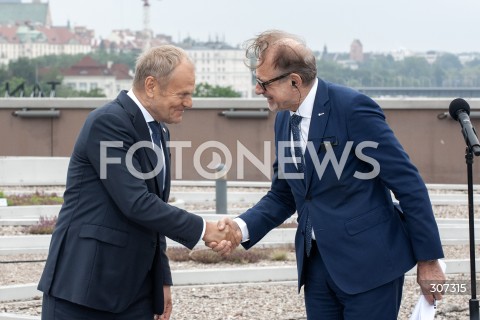 13.07.2026 WARSZAWA<br />KONFERENCJA NA TEMAT CENTRUM EUROPEJSKIEJ AGENCJI KOSMICZNEJ<br />N/Z PREMIER DONALD TUSK JOSEF ASCHBACHER<br /> 