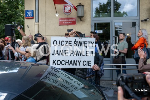  28.07.2026 WARSZAWA<br />DANIEL OBAJTEK PRZED PROKURATURA OKREGOWA<br />PROTEST SRODOWISK PRAWA  I SPRAWIEDLIWOSCI<br />N/Z PROTEST BANER<br />FOT. MARCIN BANASZKIEWICZ/FOTONEWS  