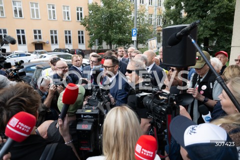  28.07.2026 WARSZAWA<br />DANIEL OBAJTEK PRZED PROKURATURA OKREGOWA<br />PROTEST SRODOWISK PRAWA  I SPRAWIEDLIWOSCI<br />N/Z DANIEL OBAJTEK<br />FOT. MARCIN BANASZKIEWICZ/FOTONEWS  