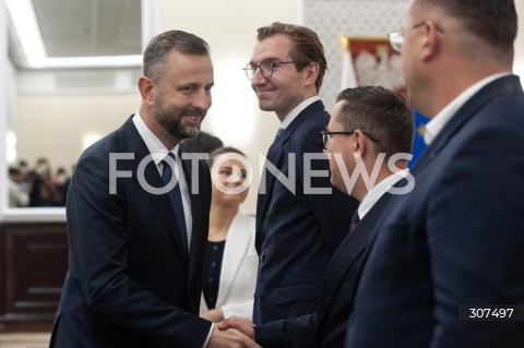  04.08.2026 WARSZAWA<br />POSIEDZENIE RADY MINISTROW<br />N/Z WLADYSLAW KOSINIAK KAMYSZ JAN SZYSZKO MILOSZ MOTYKA<br /> 