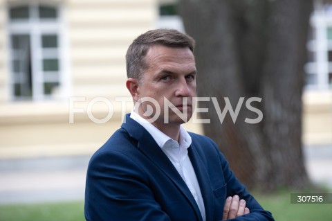  13.08.2026 WARSZAWA<br />KOFERENCJA PREMIERA DONALDA TUSKA<br />N/Z ADAM SZLAPKA<br /> 