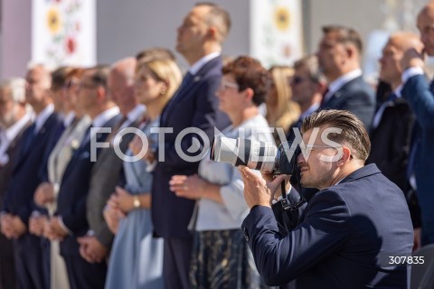  13.09.2026 TRYNCZA <br />DOZYNKI PREZYDENCKIE W TRYNCZY NA PODKARPACIU Z UDZIALEM PARY PREZYDENCKIEJ RP<br />N/Z FOTOGRAF PREZYDENTA MIKOLAJ BUJAK PREZYDENT RP KAROL NAWROCKI <br /> 