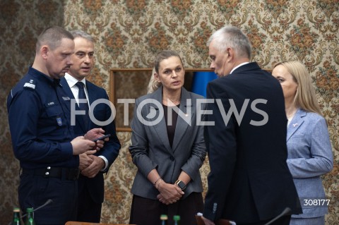  08.10.2026 WARSZAWA<br />NARADA NA TEMAT BEZPIECZENSTWA<br />N/Z KRZYSZTOF GAWKOWSKI GENERAL MAREK BORON BARBARA NOWACKA TOMASZ SIMONIAK JOLANTA SOBIERANSKA GRENDA<br /> 