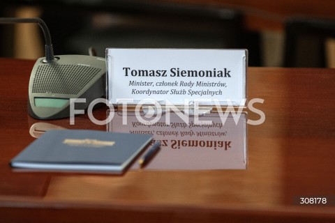  08.10.2026 WARSZAWA<br />NARADA NA TEMAT BEZPIECZENSTWA<br />N/Z TOMASZ SIEMONIAK TABLICZKA<br /> 