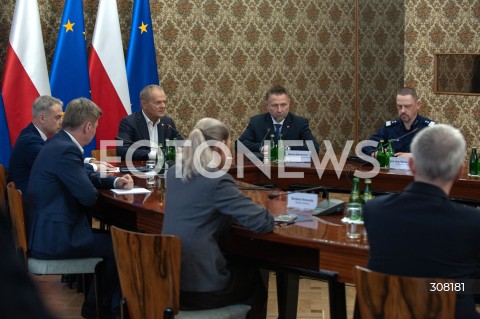  08.10.2026 WARSZAWA<br />NARADA NA TEMAT BEZPIECZENSTWA<br />N/Z PREMIER DONALD TUSK KRZYSZTOF GAWKOWSKI MARCIN KIERWINSKI JAN GRABIEC GENERAL MAREK BORON<br /> 