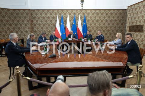  08.10.2026 WARSZAWA<br />NARADA NA TEMAT BEZPIECZENSTWA<br />N/Z PREMIER DONALD TUSK KRZYSZTOF GAWKOWSKI MARCIN KIERWINSKI JAN GRABIEC GENERAL MAREK BORON BARBARA NOWACKA JOLANTA SOBIERANSKA GRENDA TOMASZ SIEMONIAK ADAM SZLAPKA<br /> 